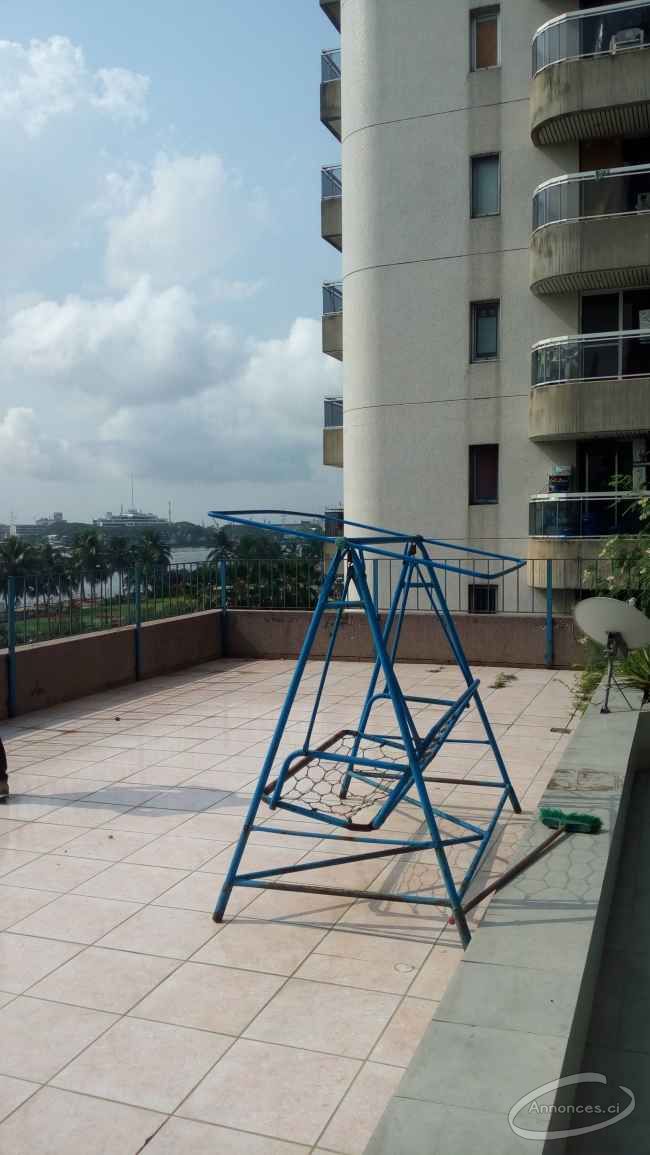 Appartement 4 pieces au premier etage À abidjan plateau