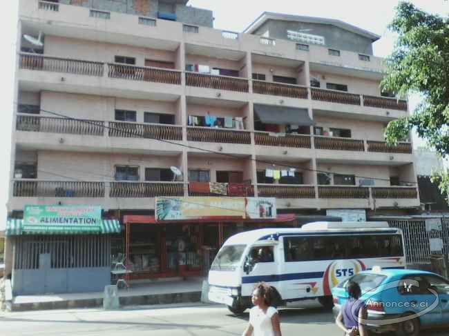 Grand magasin en bordure à yopougon cafeier