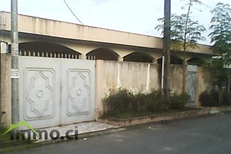 Belle villa de 04 pièces + une indépendance et un garage