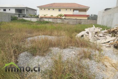 TERRAIN DE 750M²