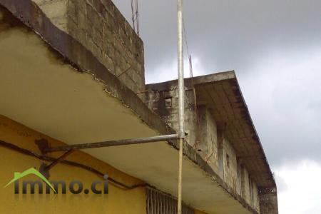 Magasins situés à un carrefour à Cocody Angré
