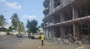 Location de 5magasin collés à cocody vallon rue jardin