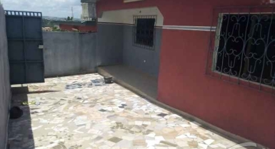 Location d'une villa basse de 3 pièces dans la zone de cocody faya route abatta