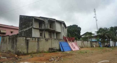 Villa duplex inachevée - 9 pièces  dont 6 chambres à coucher - 1125 m²  riviera bonoumin