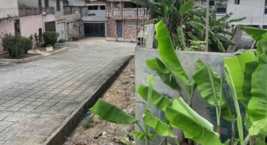 Villa de 4 pièces inachevée en vente à cocody riviera dans la cité sipim 4