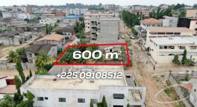 Vente de terrain à la riviera triangle clôture 600m² à l'angle avec acd plus magasin de stockage