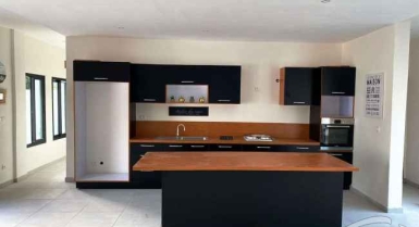 Vente d’une villa triplex de  huit (08) pieces avec piscine à angré 