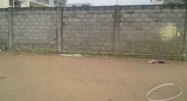 Terrain de 700 m2 en vente à cocody