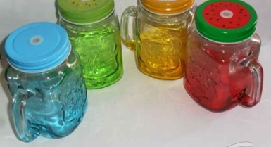 Lot de 4 mugs avec couvercles + 100 pailles