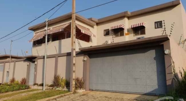 Belle villa duplex de 8 piÈces,avec piscine en vente.