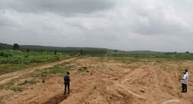 Terrain envente à songon dans une zone en construction