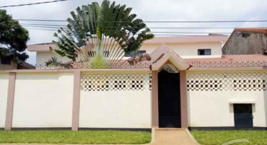 Location d'une très belle villa triplex 9 pièces à attoban