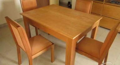 Vente de table et chaises en bois