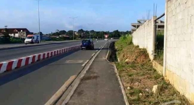 Terrain commercial de 1471m2 en vente à cocody boulevard de france