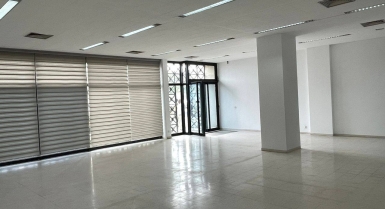 plateau près de BAD location showroom sur 500m2