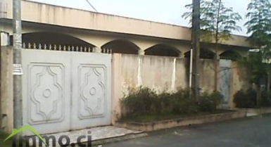 Belle villa de 04 pièces + une indépendance et un garage