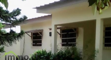 Villa basse de 3 pièces à cocody