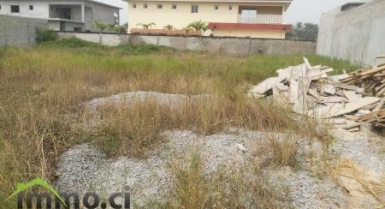 TERRAIN DE 750M²