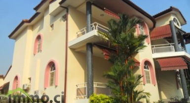 Duplex de 08 pièces haut standing avec piscine