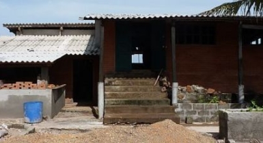 Batiment (à finir) à usage commercial ou privé de 300m² à assinie