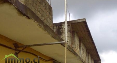 Magasins situés à un carrefour à Cocody Angré