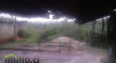 Terrain plat de 900 m²